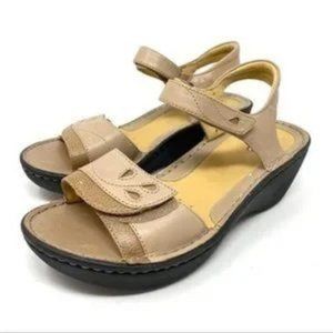 Clarks Women’s Un Dory Light Tan Leather Wedge Sandal
